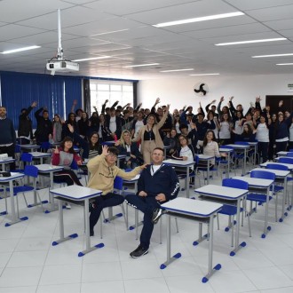 Quem Ama no faz Bullying - ''O Reflexo do outro em mim'' 2 srie B EM - Nossa Senhora do Rosrio